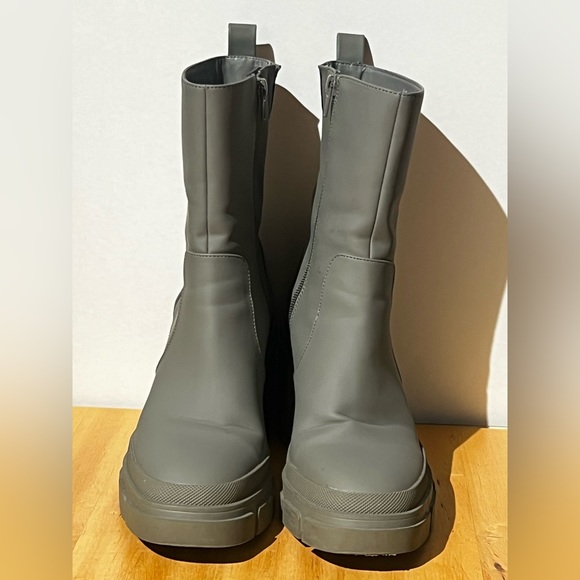 Zara green rubberized boots. Size 39. - Picture 1 of 9